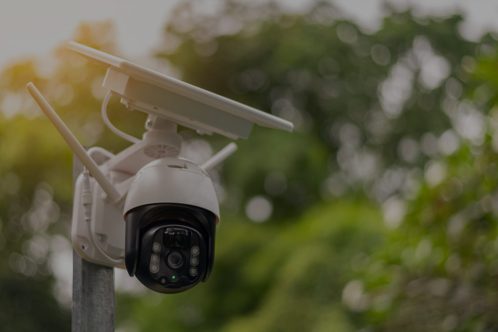 Zewnętrzna kamera monitoringu z antenami i panelem solarnym zamontowana na słupie