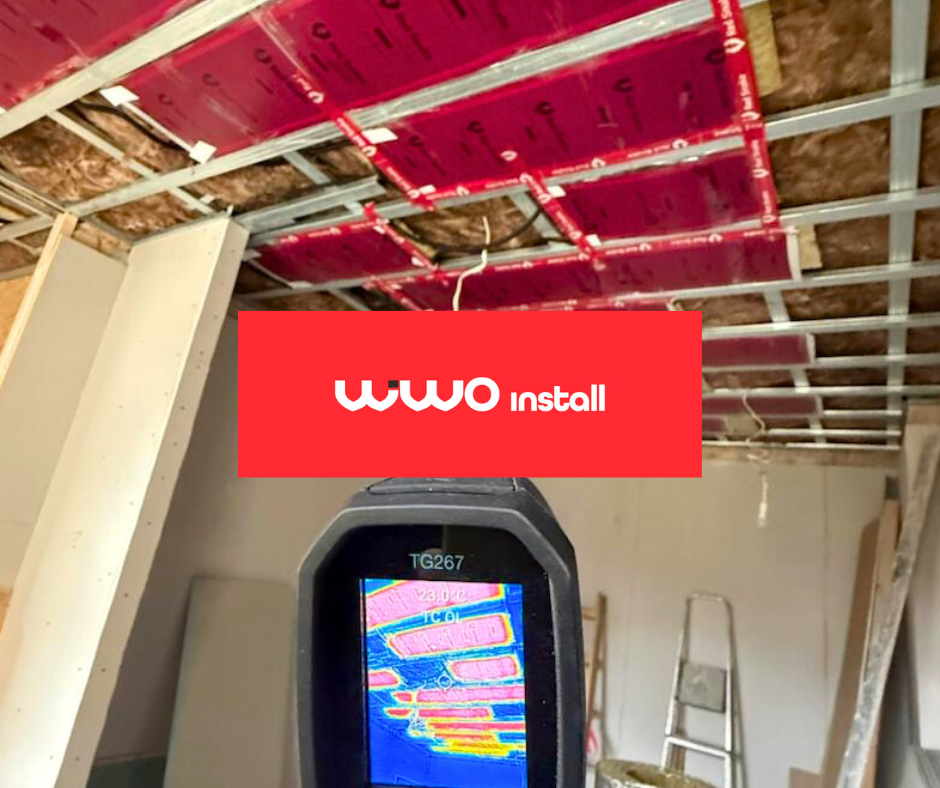 Kamera termowizyjna pokazująca instalacje elektryczne w trakcie prac montażowych na budowie, z widocznym logo WiWo Install